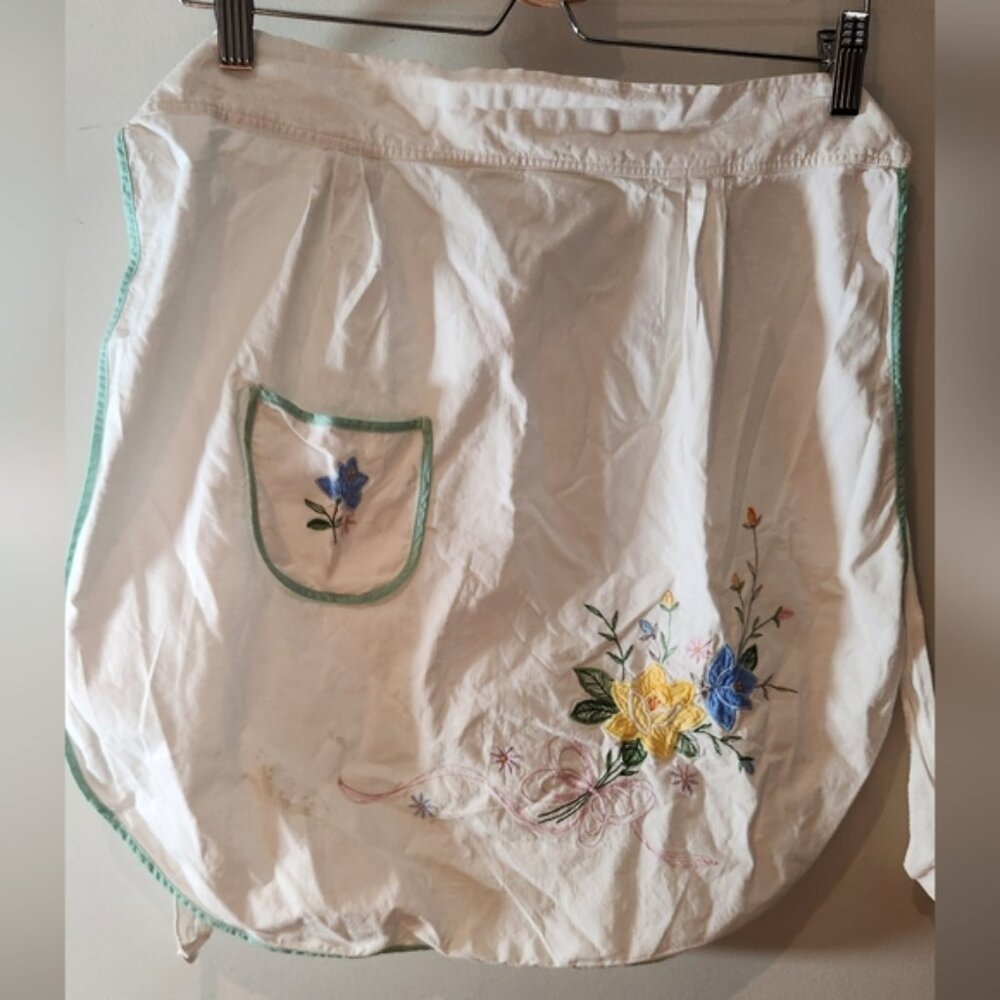 Embroidered Floral Apron with Pocket Small/medium